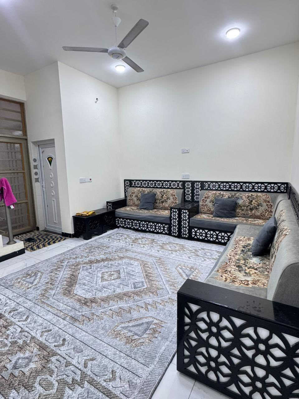 للبيع 
بيت 125متر مربع التقيه الثالثه قرب مجمع الروان السكني 
يباع مع الأثاث 👌🏻البيت غير مسكون ***********
