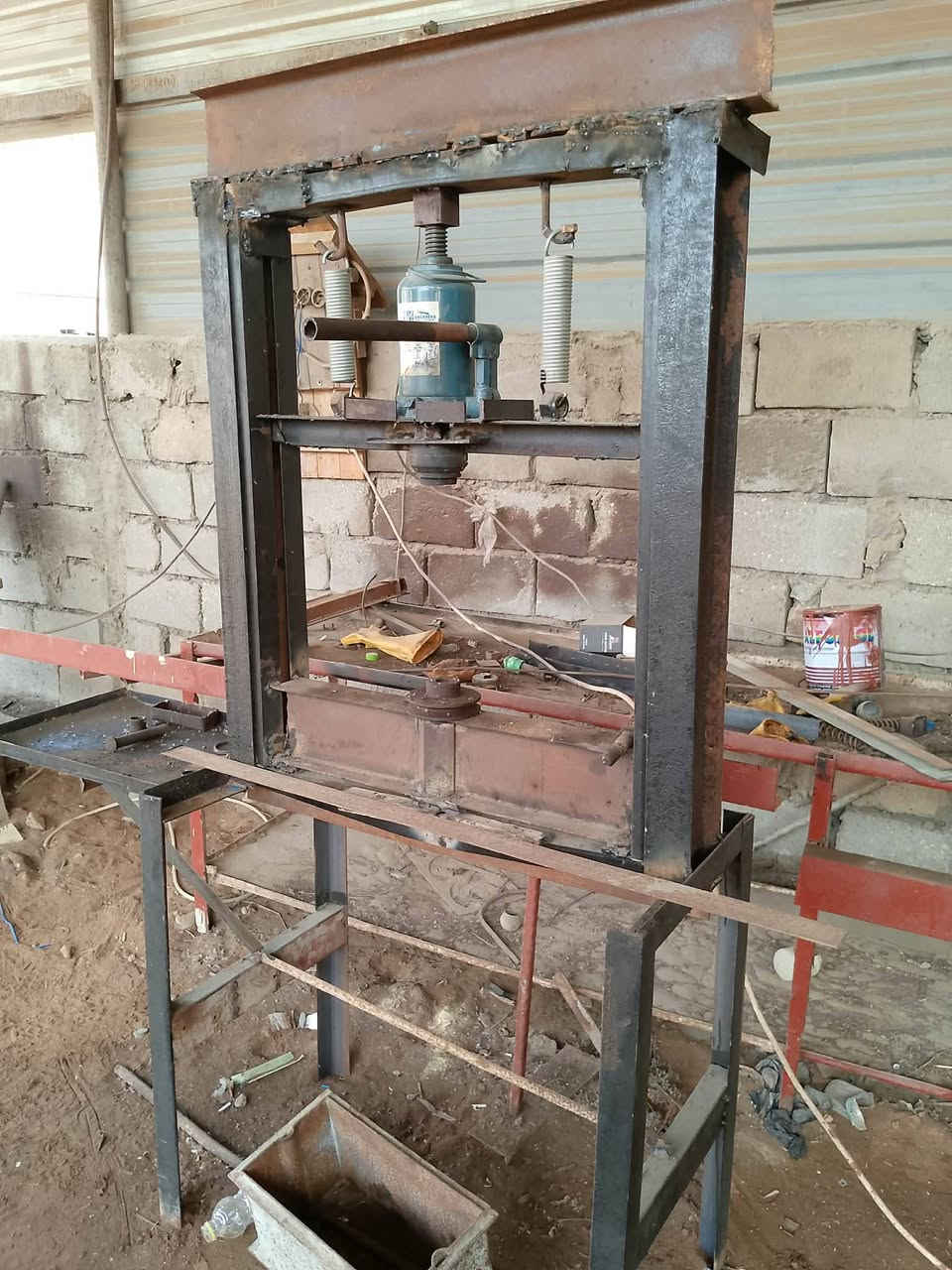 هذه بريص مال.  فتح بوربرنات.   كبس بوربرين.     سعره 350.    وبي مجال قليل يستخدمه. حداد سيارات لاستفسار على هذا الرقم ***********
