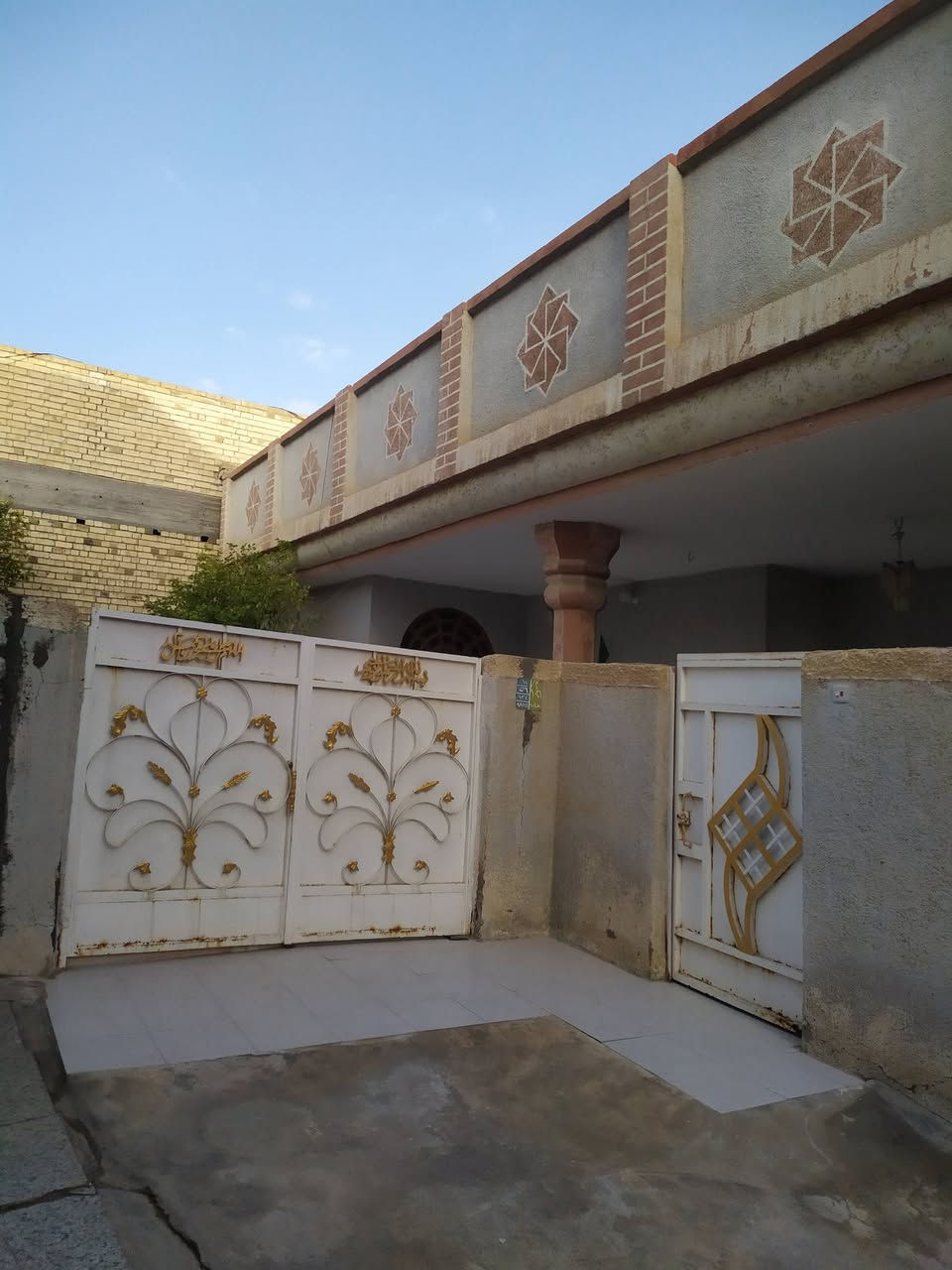 السلام عليكم .. الدار للبيع المساحة 275,5م  الواجهة 14,5م / والنزال 19م البناء طابوق جمهوري(أبو سعيد) الأرضية سيراميك السطح فرشي يبعد عن شارع الطهمازية ( 150م) يقع داخل فرع ( 4,5م*20م ) الخارطة طابق واحد 
استقبال (7,250*4,250) كليدور ( 7*4 )
غرفة1( 5,5*4,5) غرفة 2(5*4) مطبخ (4,5*4)
مجمع صحيات ( داخلية + خارجية ) وبيتونه كبيرة (3,5*3) وحديقة خارجية (5*4,5) وممرخارجي يكون من الجانب والخلف وبقية التفاصيل بالمنشور العنوان بابل/ الطهمازية رقم العامود ( ٩٩ ) الفرع المقابل لفرن صمون الطهمازية السعر ( ١٦٠ )  للإستفسار الإتصال على ( *********** )  .
