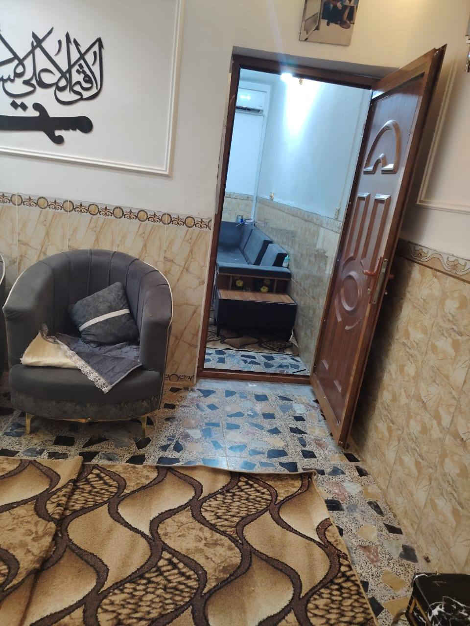 بيت بالشعب مقابيل سوق اربع الالف بشارع الفوجه 
المساحه ٨٠ عرض ٤ نزال ٢٠
البيت باسمي طابوا صرف
يحتوي الطابق اول مطبخ واستقبال وطرمه وصحيات
الطابق ثاني غرفه نوم وحولي جبير يعتبر غرفه ثاني 
السعر ١٤٥ مليون الاستفسار ***********
