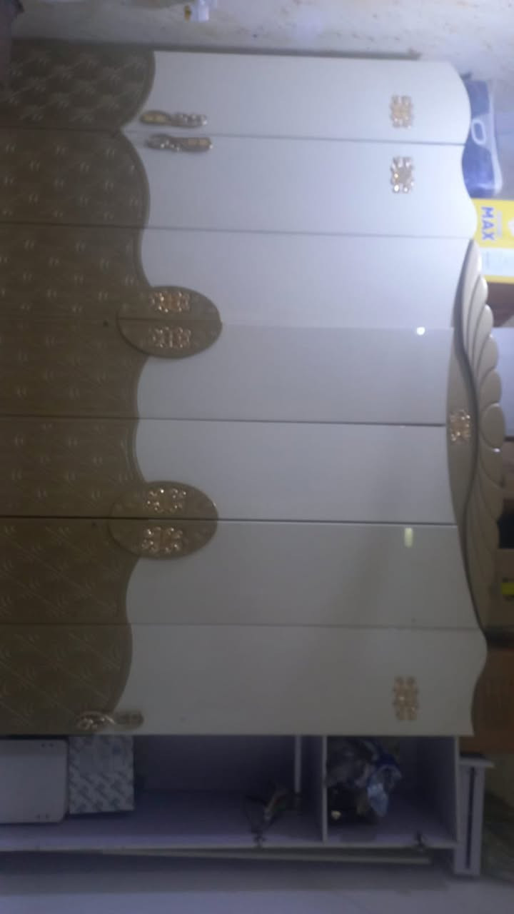 السلام عليكم.  اخوان.   غرفه.  مستخدمه.  مثل ما بالصور.  و. قفنفات. للبيع.       الغرفه. تعال شوف وقيم. واخذ.   والقنفات.  سعرهن.  210.    وبيهن مجال للشراي.   ***********.    الشراي يتصل
