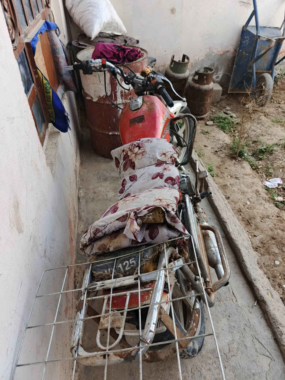 السلام عليكم ورحمة الله وبركاته
شباب دراجة فيومي 5 كير  
مكينه وكير خير من الله تجفيت جديد نقص بس كهربائية باتري وشخاطه السعر 150 وبي مجال قليل مكاني ديالى بعقوبة كاطون الرازي ه‍ ***********
