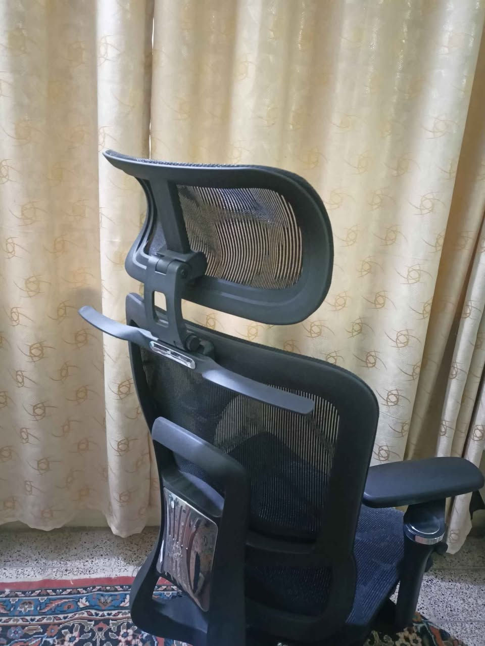 📢 للبيع: كرسي مكتب طبي (ارغونوميك) "فول أوبشن" - بحالة الوكالة
كرسي فخم وعملي جداً، تم شراؤه قبل شهر واحد فقط، البيع لظرف طارئ. الكرسي مصمم لراحة الظهر والرقبة لساعات العمل الطويلة.
✨ أهم المواصفات:
تصميم طبي (Ergonomic): يدعم انحناء الظهر بالكامل مع قطعة مخصصة لدعم القطنية (Lumbar Support).
مسند للقدمين (Footrest): ميزة إضافية مريحة جداً للاسترخاء أثناء العمل أو الدراسة.
خامات عالية الجودة: قماش "مش" (Mesh) طبي يسمح بمرور الهواء ومنع التعرق.
تحكم كامل:
مسند رأس (Headrest) قابل للتعديل.
مساند يد (Armrests) تتحرك في عدة اتجاهات (3D/4D).
هيكل وقاعدة من الألمنيوم الكروم المتين جداً (وليس بلاستيك).
عجلات صامتة: حركة سلسة جداً على الأرضيات والسجاد.
💰 السعر المطلوب:159.000

***********
عنواني الموصل موصل, نينوى
