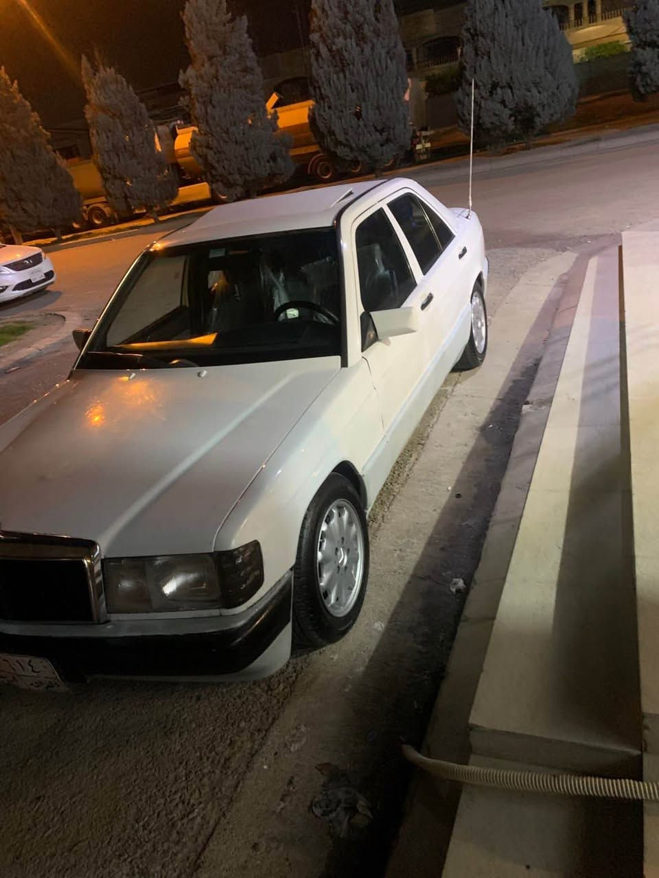 بەناوی خوا 
مارسیدس بێنز ـ ١٩٩٠ - ٤ پستن گێر حادی گێر مەکینە بیلاد بە شەرت ٤ پارچە سبوخ تەقە و رەقەی بەشەرت سەیارەکە زۆر جوانە ئی مەحرەز و شت نیە ٤ تایە کریستال نوێ سلایدە بەس ئیش ناکا نرخ ٤٧ مەعمەلەیەکی کەم ١٢٦٥ هەزار غەرامەی تێدایە دوای مەعمەلە دەیگەرێنمەوە 0750 757 71 02 أربيل, العراق
