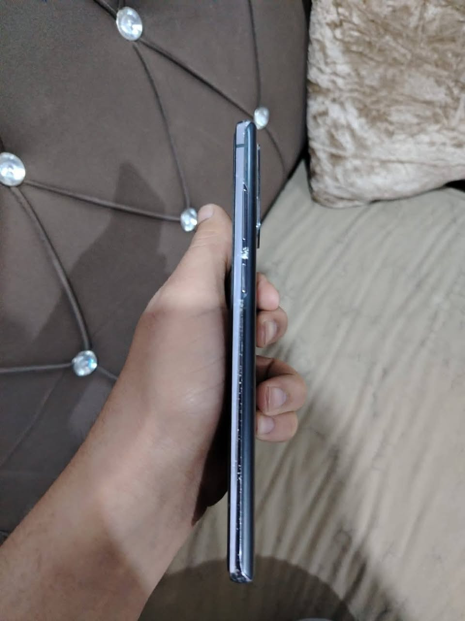 *********** سعر ١٨٥
سامسونج نوت 20 5g  ذاكرة 128 شاشة بيها دوت (نقطة سودة من فوك ومن جوا) مأشر علين باللون الاحمر وبي طبع صارله سنتين عندي ما وكفت شاشة شرط فحص سلاستها فوووول هاي نظافة شاصي ٨٠ بالمية بي خدوش خفيفه كاميرا تخبل بتصوير
