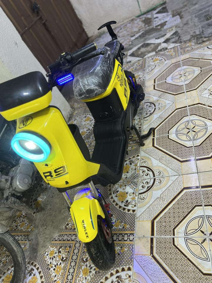 سلام عليكم دراجه R9 خمس بطاريات 32امبير 2026 استعمال شهر فقط دراجه جديده كارتون سله والكفات وشاحنه والمرايات موجودات ما شادهم سعر 485 وبيه مجال حك جيه  ابو خصيب حمدان ***********  واتساب هم موجود
