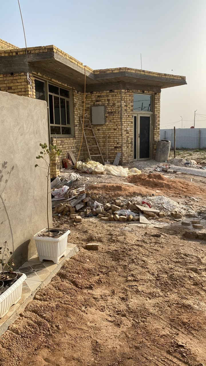 البيت للبيع
المكان مجمع اللؤلؤة
الديوانية طريق السيد محيل
المساحه ٨٥٠م
طابو زراعي ٢٥ باسمي سند
رقم القطعه ٤
مساحة البناء ١٩٠م
واجهية البناء ١٠ م
نزال ١٩
البناء كونكريت درجه اولى
البيت يحتوي على
١- بارني ٧ونص  الطول
٢- وصالتين فوك وجوه
٣- درج دور
٤- منور دور
٥- حمامات عدد ٣
٦-وغرفتين نوم وحده من الغرف سويت
٧- مطبخ 
تأسيس ماء ومجاري درجه اولى
تأسيس كهرباء بواري درجه اولى
——————
ملاحضه
—————
نواقص البيت
١- ابواب غرف عدد٣
٢-ابو حديد ٣
٣- شتايكر للسطح مع التشاريف
٤- طارمه والسياج الخارجي
٥- الكهربائيات مثل المصابيح والبلك سويجات
امراوس قطعه اوبيت 
علما البيت هو صالح ان يكون مزرعه
الاستفسار. ***********
غير متواجد عالفيس اتصل خط فقط
