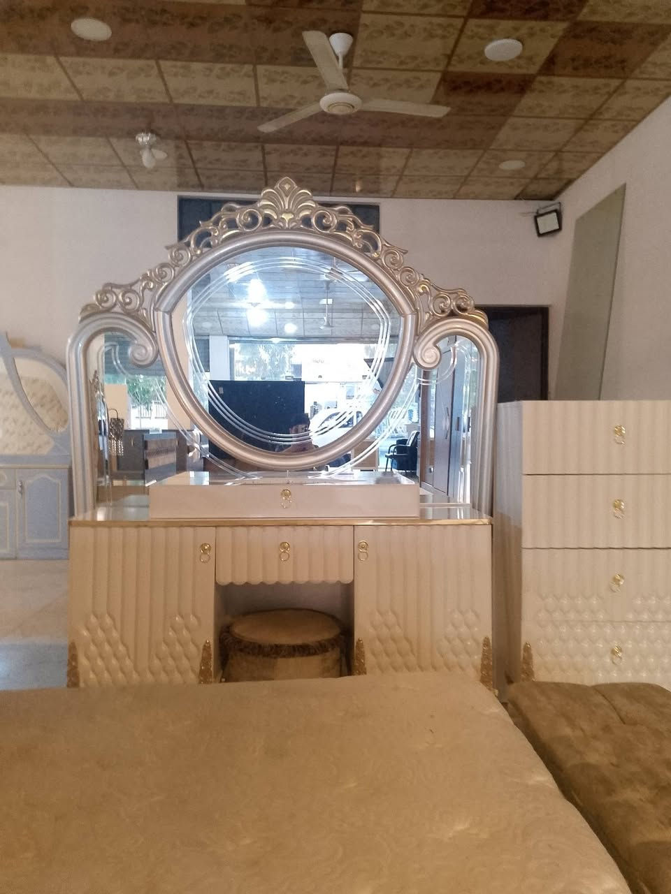 غرفه نوم تركي ملكي 9قطع نضيفه جدا الشراي يتصل على الرقم ***********

