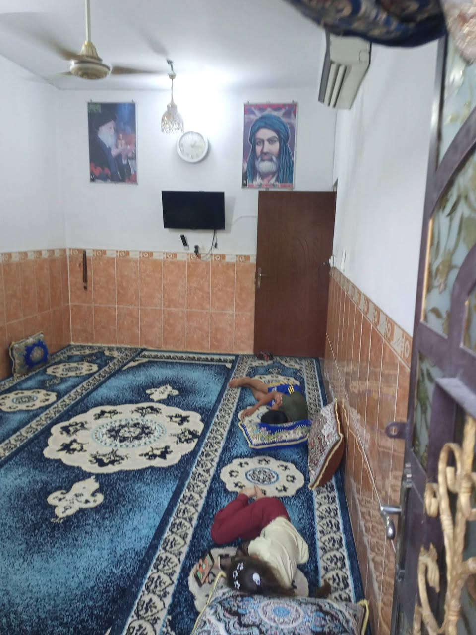 سلام عليكم بيت للبيع المساحه 100متر قاط ونص كامل بظايت مصقط بسارع ابو مهند بيت عل ساحه للسفسار رقم ***********
بي وتساب السعر خاص
