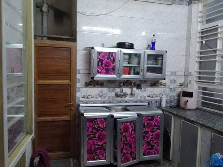 دار البيع المساحه ١٣٥الواجهة١٠الطابق الارضي ستقبال *مطبخ حار *بارد*حولي*غرفة نومخدمات عدد٣ الطابق الاول ٤غرف نوم*خدمات*الطابق الثاني ٢غرفة نوم *********** العنوان حي القاهرة الدلفي قرب افران الزيتون
