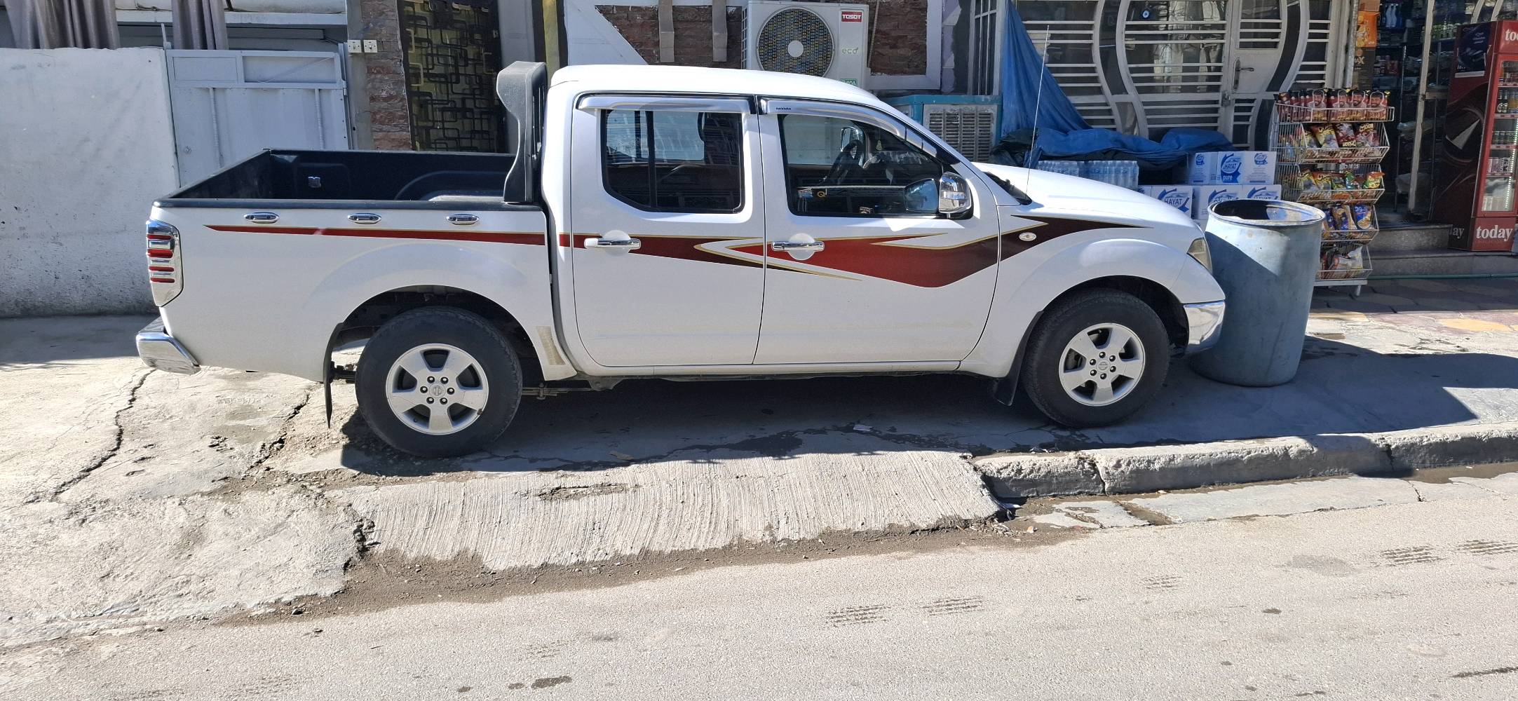 سلام عليكم 
نيسان نيفارا 2013 رقم بغداد بأسمي رقم انكليزي تحويل مباشر محرك بلادي مامفتوح صبغ هلال الجاملغ الخلفي الأيمن وجزء بسيط من الدعامية الأمامية والباقي بارد بمكانات مثل ماموضح بالسونار والباقي مكفول للاستفسار الاتصال على *********** موجود واتساب 