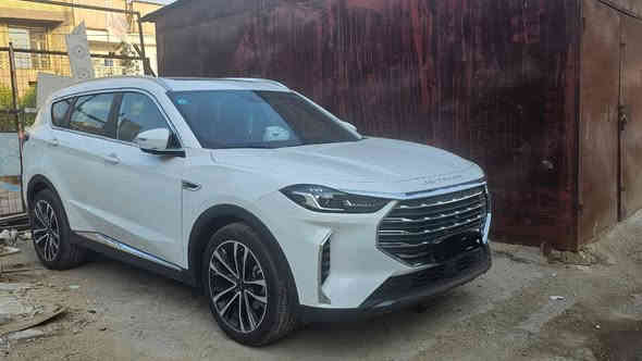 X70 Plus 1.5 جيتور
الموديل: 2025
المحرك: 4 أسطوانات 1.5L تيربو 156 حصان
ناقل الحركة: اوتوماتيكي من 6 سرعات
العداد: ٢٠٠٠
استهلاك الوقود: 7.6 لتر لكل 100 كم
السعر:24.000.000 مليون دينار عراقي
المواصفات
*7  راكب
إطارات قياس 20 إنچ
فتحة سقف بانوراما
4 وسائد هوائية
كاميرات محيطية 360 درجة
شاشة عرض ترفيهية بقياس  10.25إنچ
شاشة عدادات بقياس 10.25 إنچ
نظام كار بيت لعرض شاشة الهاتف المحمول
بلوتوث / هاتف السيارة
نظام تحذير مغادرة المسار
مثبت السرعة
نظام مراقبة نقطة عمياء
حساسات اصطفاف خلفية
نظام الفرامل اليدوية الاوتوماتيكي Autohold
وضعيات قيادة متعددة
دخول ذكي (بصمة)
صندوق كهربائي
مقصورة الركاب من الجلد الفاخر
مقعد السائق كهربائي
مسند الذراع الوسطي مع ثلاجة
إنارة ترحيبية
عتبات الأبواب مضيئة
مصابيح نهارية LED
المصابيح الامامية تعمل اوتوماتيكياً
المرايا الجانبية قابلة للطي كهربائياً
وظيفة تنقية الهواء (فلتر N95)
خاصية إغلاق الشبابيك وفتحة السقف عن بعد
الون * أبيض . ***********
