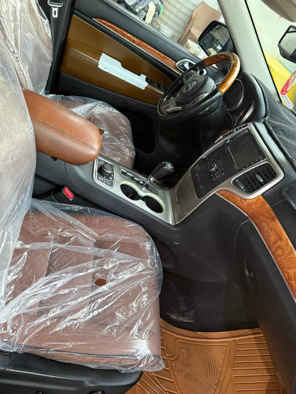 جيب لمتدد موديل 2013 وارد خليجي
ماشيه 124 الف حقيقي

محرك 6 سلندر حجم 3600 مامفتوح بشرط 

كير أوتوماتيك شرط المحرك والكير 

تبريد ثلج 🥶 

رقم سليمانية دولي رقم وهزة وسنويه جديد

🚫 السياره بدون ضرر أو قطره صبغ شرط 

سياره نظيفة جداً بدون صبغ بدون تعديل بارد 

مواصفات فول واحد على واحد

بصمه تشغيل 🫆 

تشغيل عن بعد 

بصمه ابواب 

صندوق كهرباء 

سلايت بنوراما

كشنات جلد و تدفئة و تبريد 

ويل كروم 

كشن كهربا 2

زراك

لايت عدسه 

يدات نيكل 

اشاير بل مري 

مري شفط

بعد بيها هواي مواصفات ‼️ 

سياره جديده وجاهزة من كلشي شرط دينار ما تصرف عليها 
السعر 190$
***********
