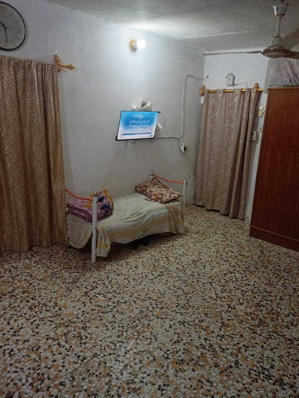 السلام عليكم
بيت للبيع زراعي المساحه ١٥٠ متر العنوان بالسده حي النصر كاع بيت سهر الشارع العريض البيت نضيف وجاهز لسكن خدمات كامله بناء بلوك والسكف عكاده يتكون من غرفه + صاله + ستقبال + مطبخ +  طارمه + صحيات السعر المطلوب ( 33 ) مليون وبي مجال بصيط الاستفسار اكثر / *********** // ***********
