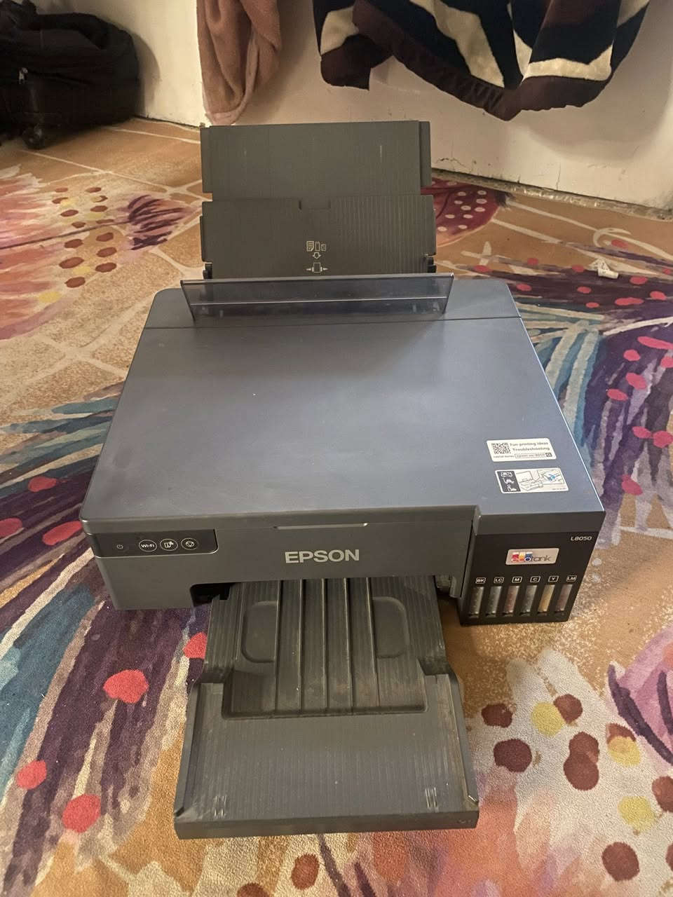 طابعة  Epson EcoTank L8050￼ للبيع
بحالة ممتازة جداً واستخدام خفيف، تعتبر شبه جديدة 🌟
مكفولة كفالة عامة، وياها الكارتونة الأصلية كاملة، وتستخدم حبر حراري للطباعة بجودة عالية وألوان واضحة جداً.

المواصفات:

* طباعة صور وألوان احترافية بدقة عالية
* نظام EcoTank اقتصادي بدون كارتريدج
* 6 ألوان لطباعة أدق وأنقى
* تدعم الطباعة اللاسلكية Wi-Fi و Wi-Fi Direct
* تدعم الطباعة من الموبايل بسهولة
* طباعة على ورق الصور وCD/DVD
* سرعة طباعة ممتازة
* دقة طباعة تصل إلى 5760×1440 DPI
* حجم A4
* مناسبة للمكاتب، الطلاب، وأصحاب المشاريع والطباعة الحرارية  

الطابعة نظيفة جداً وما مطبوعة هواي، جاهزة للشغل مباشرة 👍 
سعر :375 وبيه مجال بسيط
رقم الهاتف : ***********
