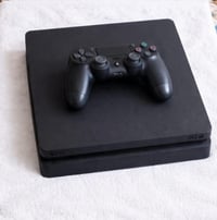 بلايستيشن 4 مهكر • 2 جوستك أصلي • الديوانية