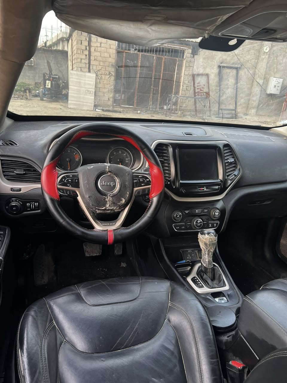 سلام عليكم جيب بزون موديل 2016بيه حادث
السياره شغاله وتمشي مواصفاته تشغيل عن بعد هندبريك دكمه اشاير بال مري كشنات كهرباء  وبعد بيه هواي مواصفات السياره خير من الله رقم بغداد الدولي لتواصل ***********مكاني بغداد الدوره غير متواجد على نت
