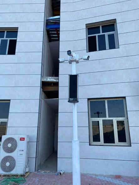 🔵 آخر أعمالنا في كربلاء المقدسة – إحدى الجامعات
تم بحمد الله تنفيذ مشروع شامل لمنظومة كاميرات مراقبة شبكية من Dahua
بواقع 94 كاميرا شبكية "ip" بدقة 5MP – 4MP – 2MP رؤية ليلية ملونة وتسجيل صوت فائق الوضوح
وبتقنيات WizColor للحصول على دقة عالية وألوان واقعية في مختلف ظروف الإضاءة.

🔧 الهيكلية الشبكية للمشروع

تم بناء النظام وفق أفضل المعايير عبر اعتماد:
🔹 Access Switches لتجميع وربط كاميرات كل مبنى بشكل منظم، وتقليل فقدان البيانات وتحسين الاستقرار.
🔹 Aggregation Switch لربط جميع الـ Access Switches في نقطة مركزية واحدة، مما يضمن:

سرعة نقل عالية
إدارة أفضل لحركة البيانات
استقرار أعلى للنظام
قابلية توسع مستقبلية بدون تغييرات معقدة

🔹 التجهيزات المعتمدة
NVR احترافي بقدرة معالجة عالية
Switches PoE مخصصة للأنظمة الأمنية
تنفيذ وربط كامل بتقنيات احترافية لضمان تشغيل مستمر على مدار الساعة
منظومة متكاملة توفر تغطية دقيقة، أداءً ثابتًا، وإدارة سلسة لكافة كاميرات الموقع

🔹 البيدق لحلول الأمن والطاقة
الوكيل الرسمي لـDahua في كربلاء المقدسة
📍كربلاء المقدسة – حي رمضان / مجاور الإبراهيم مول
📞 *********** – ***********
#البيدق  #البيدق_كربلاء  #حلول_الأمن_والطاقة  #المتجر_الذكي  #شريكك_الموثوق #كاميرات_مراقبة  #أنظمة_الأمن #أجهزة_UPS  #الطاقة_الشمسية  #الشبكات #كربلاء  #كربلاء_المقدسة  
#العراق #اربيل #بغداد
