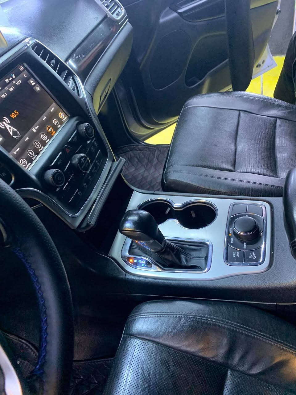 سلام عليكم
للبيع جيب كراند شيروكي 2018 لمتد  فول مواصفات ⭕️كلين. تايتل .رقم سليمانية 
حجم المحرك : 6سلندر 3600 

المواصفات 👇🏼

* شاشة كبيرة
* كاميرا خلفية 
* حساسات خلفية 
تشغيل عن البعد *
* داخل جلد اسود
* كشنات كهرب 
* خزن كشنات 
* كشنات تدفئة امامي وخلفي 
* كشنات امامي تبريد و تتفئه
* ستيرن تدفئة  
* صندوق كهربائي 
* ليدات امامية 
* كشافات امامية 
* سستم صوت ٩ سماعة 
* بانوراما
* اشارات مرايا 
*كير سبورت 
* تحكمات ستيرن 
* تدفئة مرايا جانبية
* ويل حجم20
*دفع رباعي 4*4*

السيارة فول فول ونظيفة كلش وماناقصها شي
السعر295 ورقة $
الاستفسار :
***********
بيه بارد وطخه
عنوان بصرة 
خاليه من أي عيوب مكينه نضيفه كير نضيف حداديه جديده اصلي موبر طخم تاير جديد
