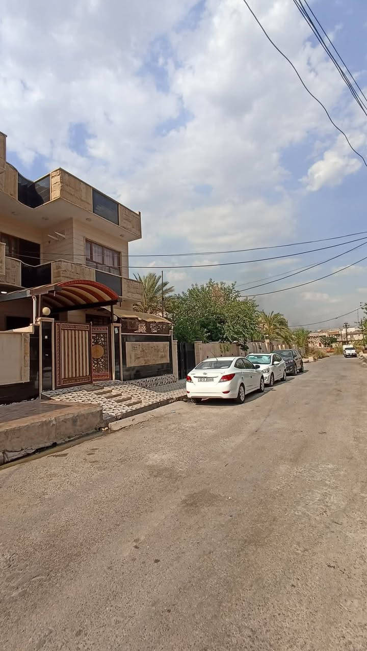 ⚜️مكتب البلديات للعقار⚜️
للبيع دار سكني سند طابو في حي القادسية الثانية
قرب مدرسة زهرة المدائن 
المساحة ١٥٠م الواجهة ٧،٥م طابقين بناء حديث
ط١ غرفتين نوم وهول واستقبال ومطبخ حار وبارد 
 وصحيات وكراج
ط٢  ثلاثة غرف نوم وهول وصحيات وبيتونة 
للاستفسار الاتصال☎️ *********** ☎️ ***********
عنوان المكتب / الموصل حي المشراق فرع مطعم طماطة2
