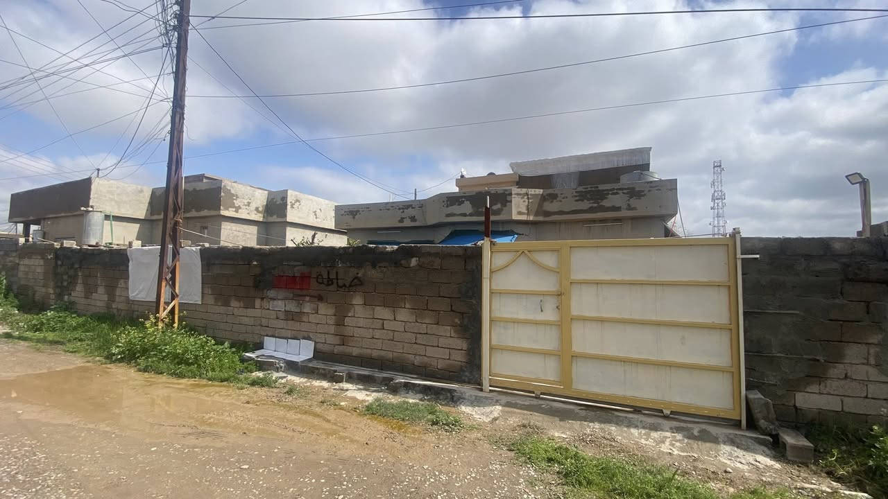 السلام عليكم اخوان بيت للبيع 
الموقع مميز الحي العسكري شارع ٣٠ التبليط هل ايام والتبليط مال شارع ١٥ قريب علي البيت يتكون من 
استقبال جبيره 
مطبخ 
موزع صحيات 
وغرفه جوه 
وغرفه فوك جبيره 
البيت بناء ع نضام 
الموصل وحوش جبير 
زراعي معامله بالبلديه 
موقع حلو وقريب ع السوك 
والمنطقه فول 
السعر المطلوب ٥١ مليون وبي مجال للطيبين 
وحياكم 

‭٠٧٨٦ ٤٠٩ ٦٤٢٤‬
رقم الهاتف
