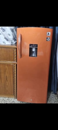 ثلاجه للبيع  تجميدها فول حيل زين قياسها صغير ١٢ قدم  السعر ١٢٥ وبي مجا...