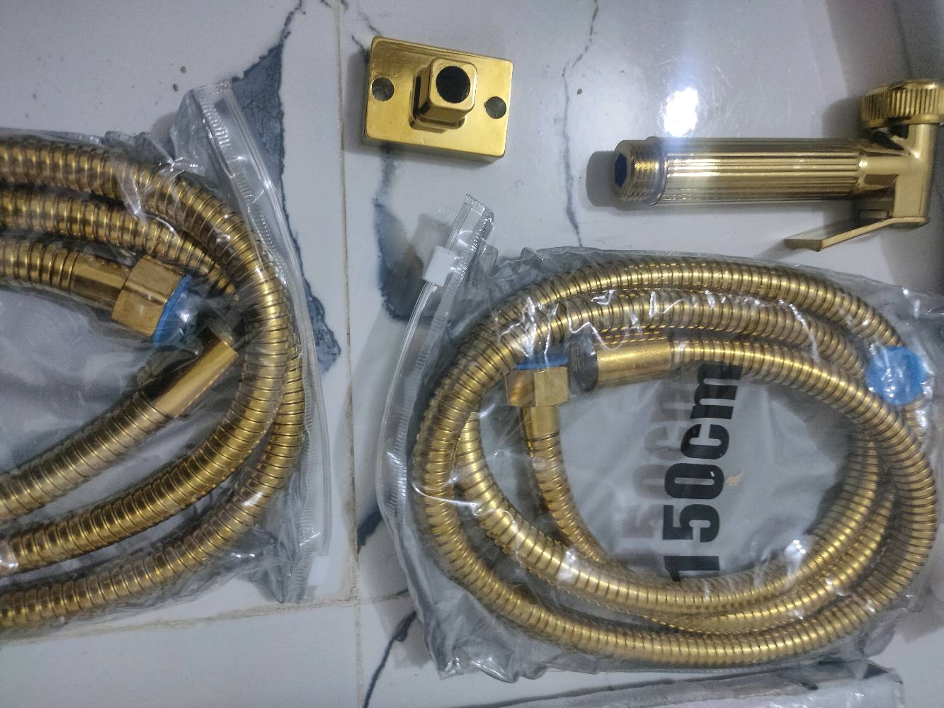 مجموعة دوش فاخرة بمزيج أناقته من الذهبي والأسود، مثالية لإضفاء لمسة مميزة على حمامك. تحتوي المجموعة على دش علوي مربع مع خيارات متعددة للرذاذ، وحوض استحمام بمرشة يد ومقبض تحكم ذهبي أنيق. المجموعة مصنوعة من مواد عالي الجودة لضمان المتانة وطول الأمد.