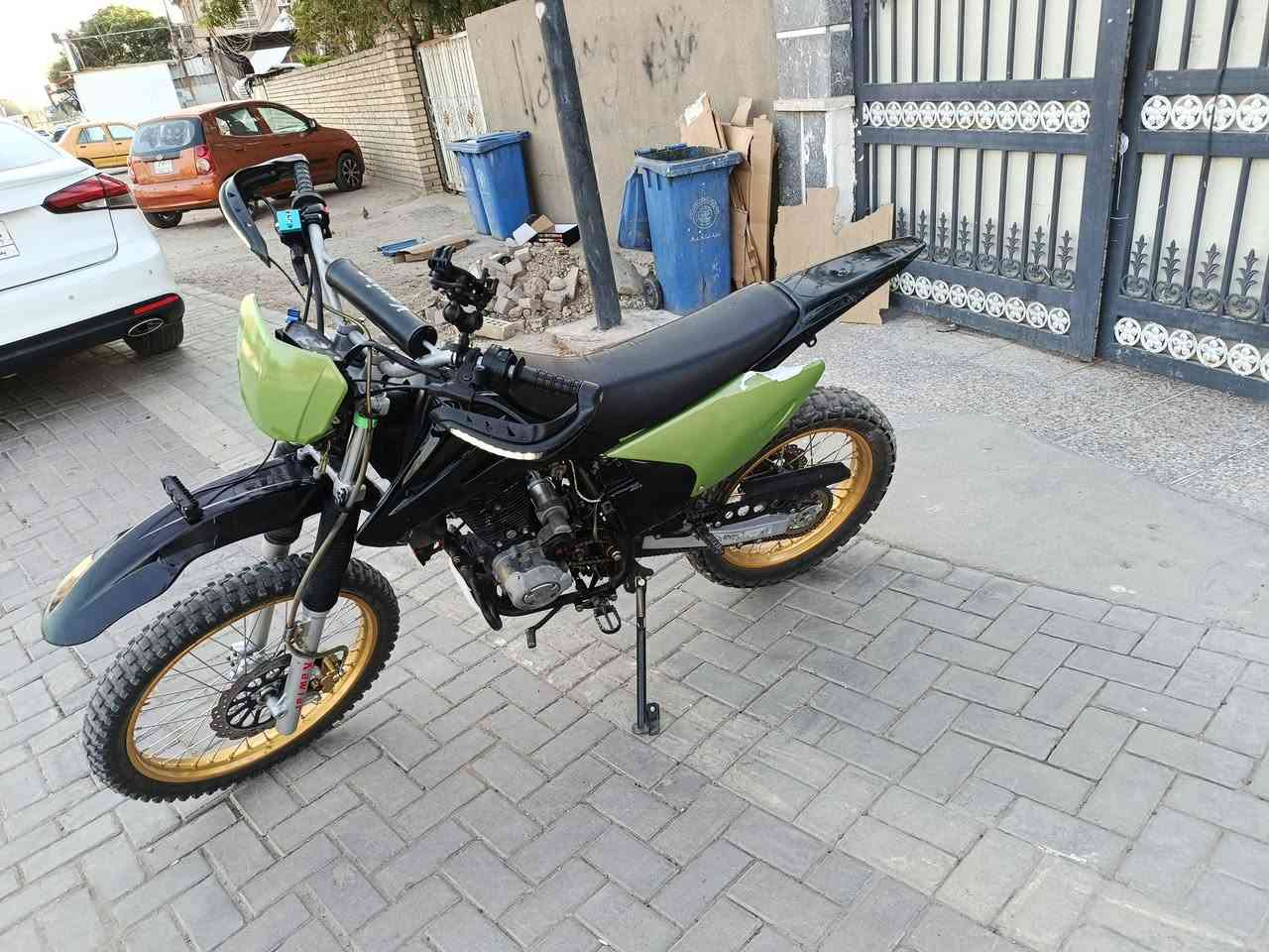 سلام عليكم قفاز للبيع السعر 900 وبيها مجال بسيط حك الجيه رقم الهاتف ***********
