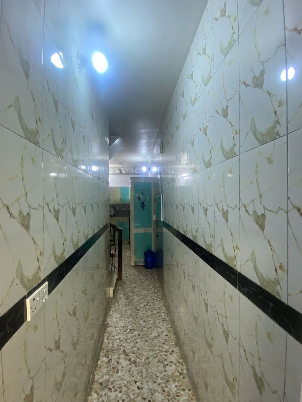 للبيع 50متر طابو صرف 
في منطقه حي السلام مقابل اعداديه 
صناعة المشتل
يحتوي على 
طرمه 
استقبال ممر مطبخ درج خدمات ترك
الطابق الاول 
غرفة نوم مع حمام داخلي 
غرفه نوم ثانيه
الطابق الثاني 
غرفه نوم 
حمام خارجي 
البيت ثلاث طوابق كامل بدون 
اي نقص بناء 2018
لمزيد من المعلومات 
الاتصال على مكتب عقارات القناة
***********
