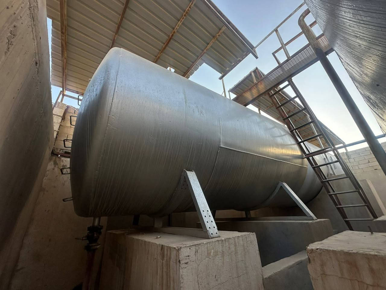 تانكيات عدد 2 سعة التانكي 27 الف 
حديد 6ملم حسب مواصفات شركة توزيع المنتجاة النفطيه 
سعر التانكي الواحد مليونين
***********
