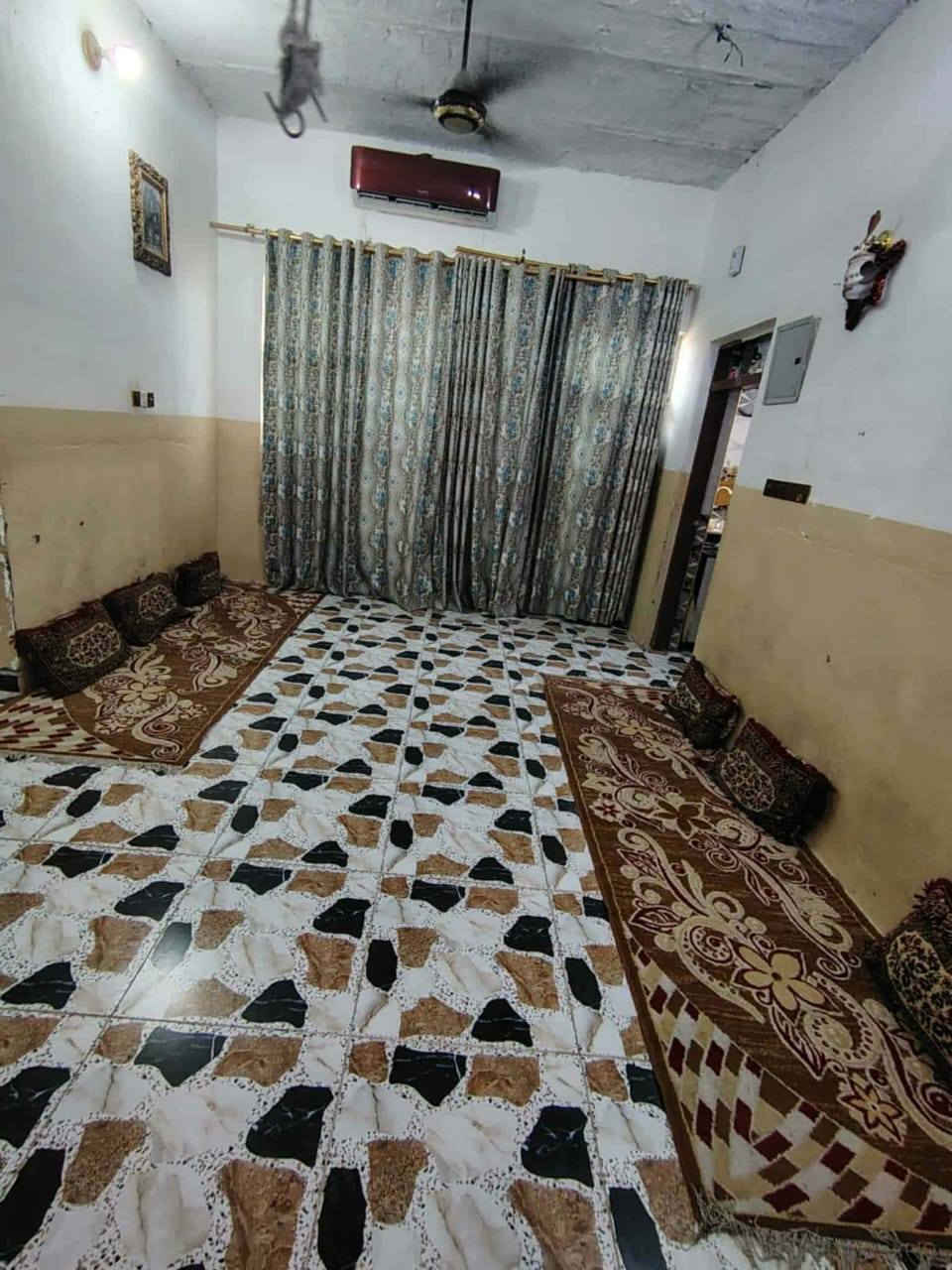 سلام عليكم بيت للبيع شارع الحمام وره مودلة قاسم  زراعي  رباط كونكريت غرفتين وصاله واستقبال صحيات داخليه عوزه ترتيب بسيط عكاده سطح فرشي شارع 10 متر مساحه 220 خدمات كامله مجاري كهرباء ماي كله بابك هذا رقمي  ***********

سعره 55وبي مجال قليل
