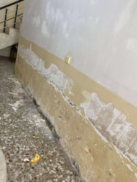 نستلم الغرفة تعبانه نرجعها جديدة اي واحد يريد يصبغ غرفته او يحتاج  طلس...