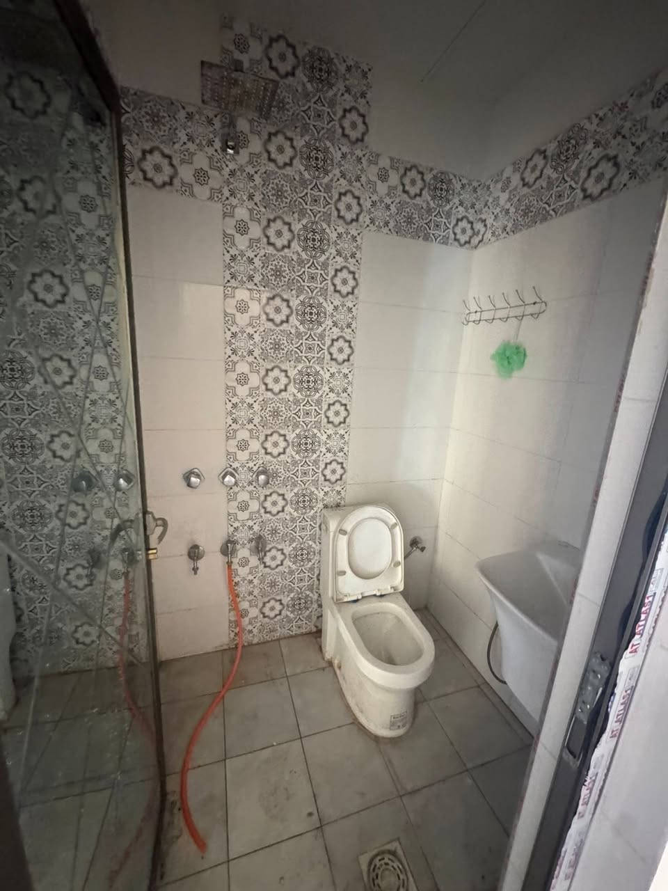 للايجار شقة تصلح عيادة او مكتب او سكن مساحة ٥٠ متر تحتوي على مطبخ مشترك و ٢ غرفة و مجموعة صحيه السعر 650،000
العنوان/ السيدية الفرع المقابل لكلية الشعب 
للاستفسار ***********
