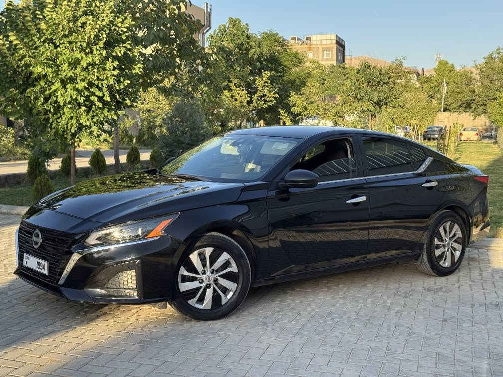 Nissan altima 2024 S
نیسان ئەڵتیما 2024 S
هەرزان و ماڵی دۆست
 ڕەنگی ڕەش 
ڕەقەم کاتی نەشکێنراوە 
سێ مانگ ڕەقەمی کاتی لەگەڵدایە
تەنها 23000 ڕۆشتووە
هیچ ئێرباگێکی نەتەقیوە
مەسرەفی تیانییە
 بەسمەوشەغال وتحدید سورعە  
ڕاداری پێش و دوا( ئۆتۆ ستۆپ خۆی ئیستۆپ ئەگرێ)
ڕاداری لاتەنیشت و ئاوێنە ناوچەی کوێر 
ڕاداری ئاگاداری هێڵی جادە
دووپارچەی بۆیاخە
بۆنیت و چەمەلەغی لای سایەق 
ئەوەش ڕەقەم شانسی
1N4BL4BV9RN378632
سعری ١٥٠ گەڵاو معامەلە
ڕەقەم
 ***********
_________

 نيسان ألتيما 2024 فئة S
**سيارة نظيفة جداً وبسعر مناسب (مال مَعرِفَة)**
### الموصفات والتفاصيل:
 * **اللون:** أسود ملكي.
 * **الرقم:** رقم مؤقت (منفيست) ما مكسور، وباقي بيكت لسه 3 أشهر.
 * **المسافة المقطوعة:** ماشية 23 ألف ميل بس.
 * **الإيرباغات:** سليمة 100% (ولا إيرباج طاير).
 * **الحالة الميكانيكية:** جاهزة من كلشي وما تحتاج أي مصروف.
### الأنظمة والمميزات:
 * بصمة تشغيل وتشغيل عن بعد.
 * محدد سرعة (كروز كونترول).
 * رادار أمامي وخلفي (نظام الأوتو ستوب - توقف تلقائي عند الطوارئ).
 * رادار جانبي ونقطة عمياء بالمرايات.
 * رادار تنبيه الخروج عن المسار (تحديد خطوط الشارع).
### حالة البودي (الشراريك والصبغ):
 * **بيها قطعتين صبغ فقط:** البونيد (الغطاء الأمامي) والجنح (الچاملغ) لجهة السائق.
 * **رقم الشاصي:** 1N4BL4BV9RN378632
 * **للتواصل والاستفسار (رقم الهاتف):** *********** السليمانية, العراق
