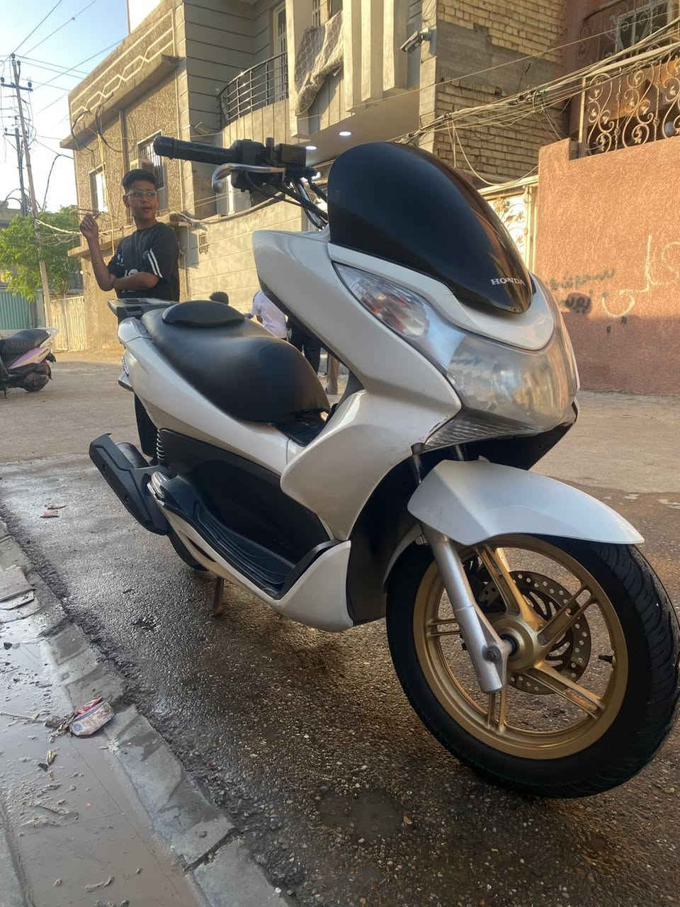 السلام عليكم دراجه للبيع PCX جيل الاول نظيفه وكفاله المكينه برغي مامفتوح بيها بس الكفرات بيها ملاحظات وشخوط بسيطه السعر 1.250 المكان بغداد مدينه الصدر التواصل ***********
