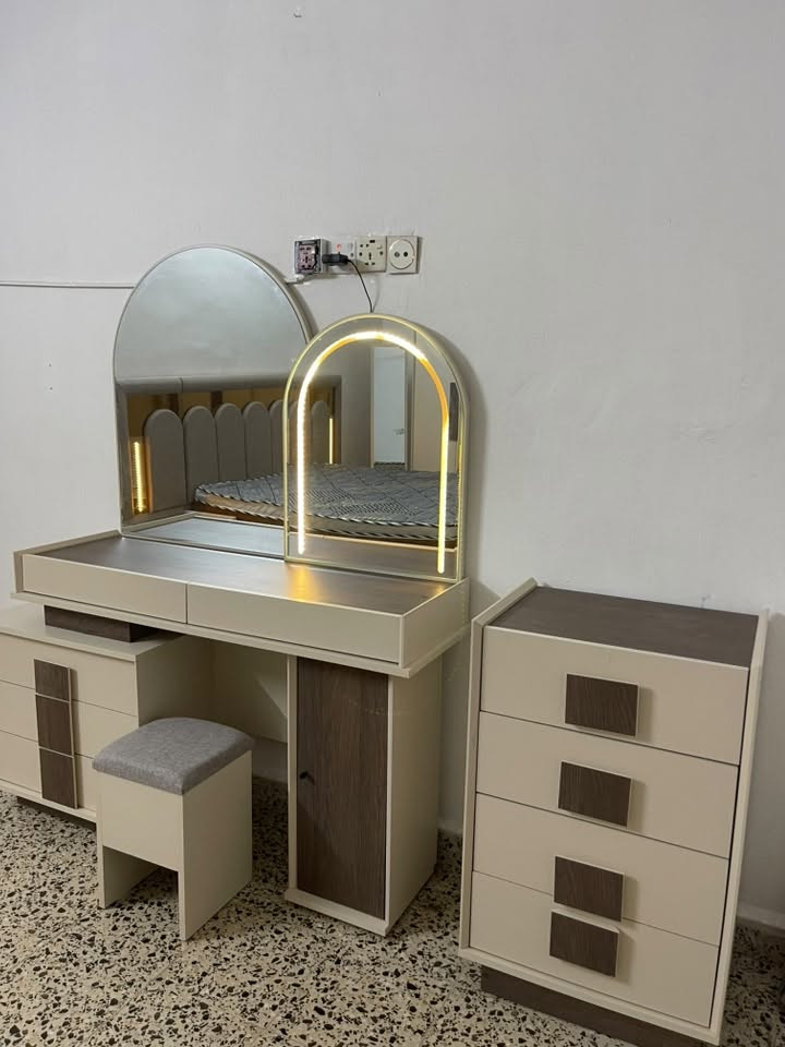 بيع مستعجل 
غرفه نوم حديثه 10 قطع استعمال شهر ونص امانة لله جديده لوك تعال شوف بعينك رايده ب مليون و 150 الف بي مجال 
مكاني كركوك ***********
