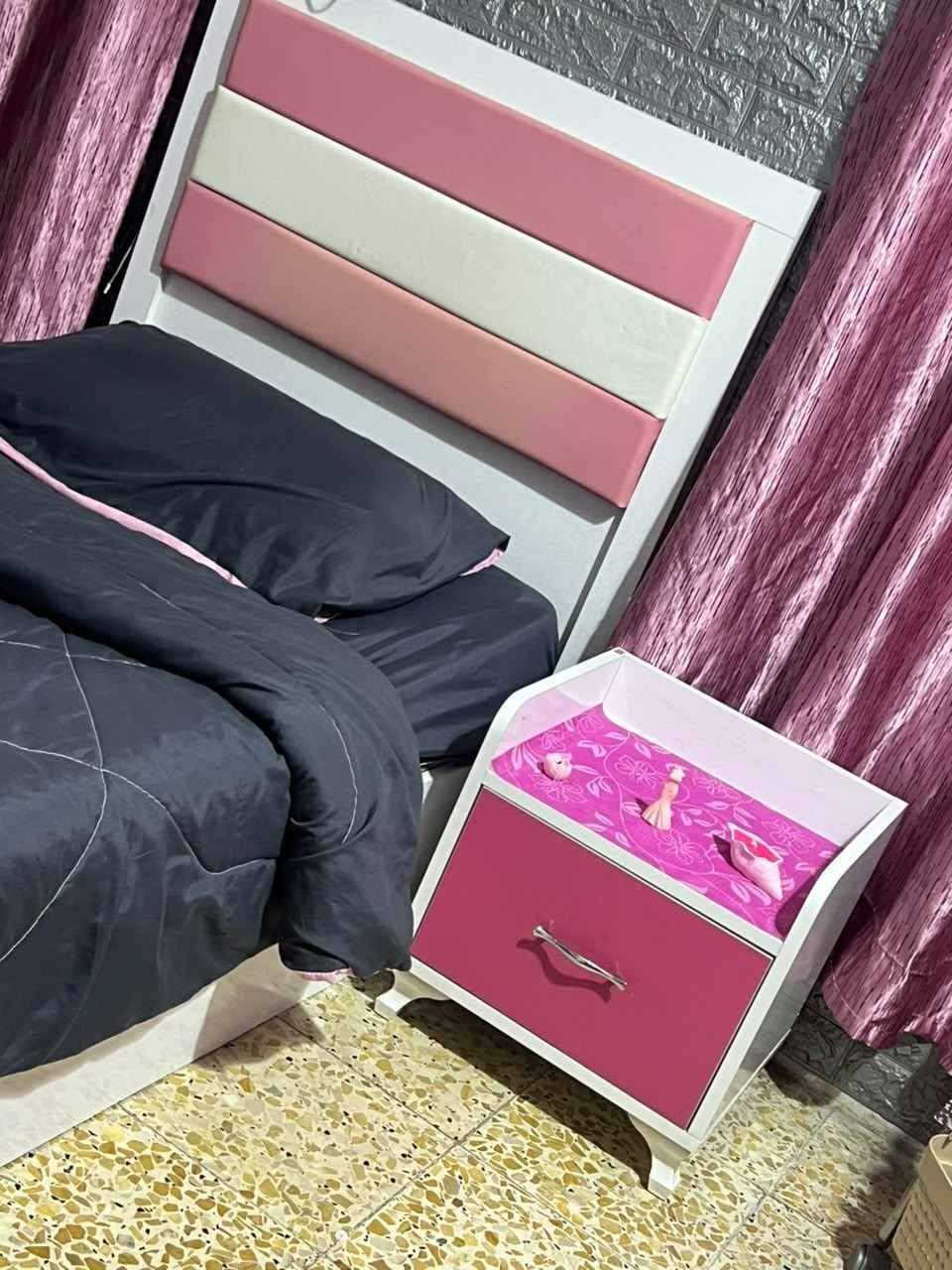 غرفه بناتيه ام النفر شرط النظافه وياها كومدي بلاستك هديه العنوان بغداد صليخ  سعر نهائي ٢٠٠ الف *********** بغداد, العراق
