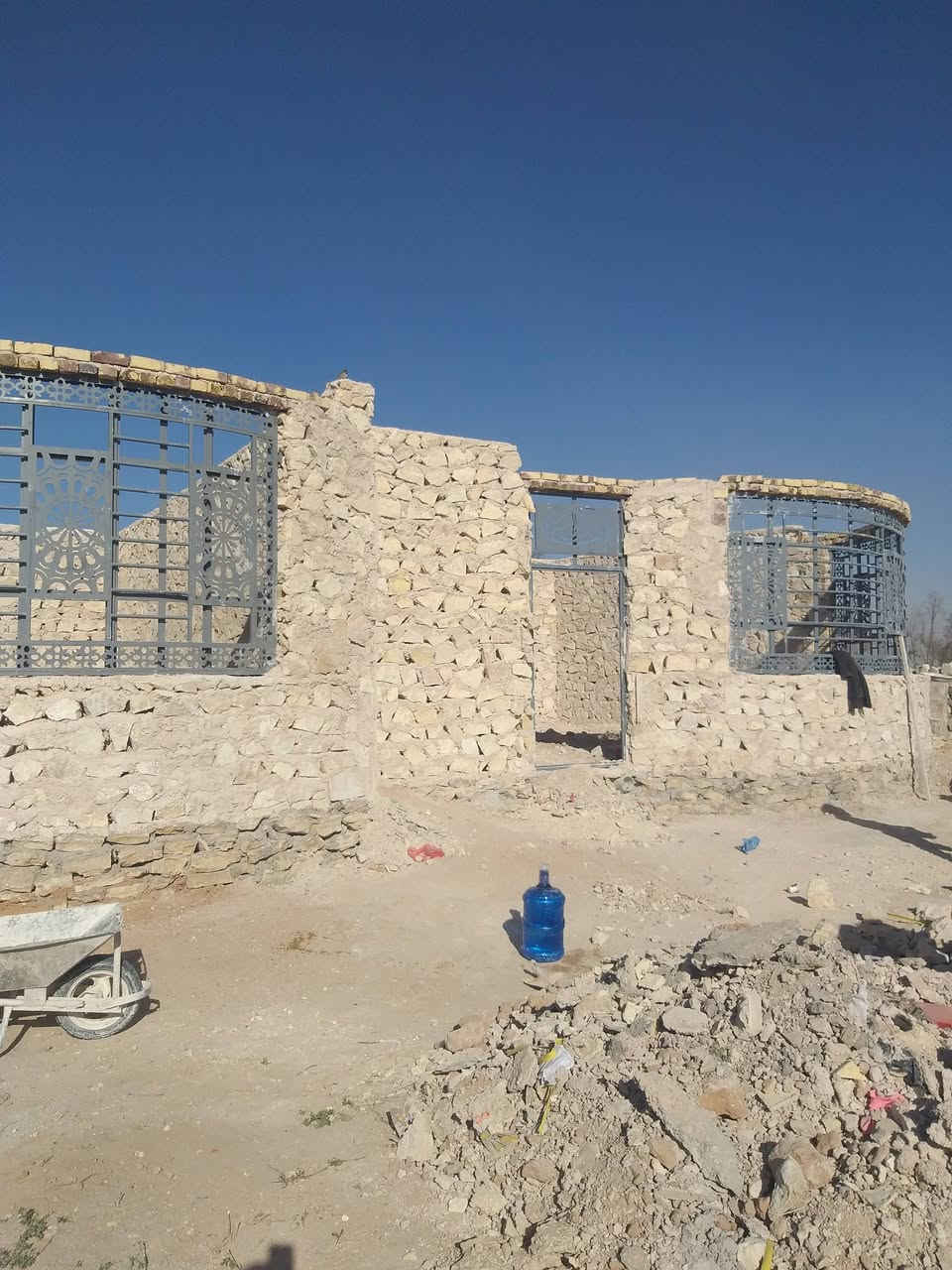 عمل بناء حجر درجه اولى وعملنا بما يرضي الله عزوجل ومثل ماشوفون بالصور والله شاهد على  كلامي نعمل في جميع المحافظات نعمل على المتر والمكطوعه وبيكم خير وتدللون الاستفسار نفس الصفحه او الاتصال بالرقم *********** ونشالله عد حسن ضنكم
