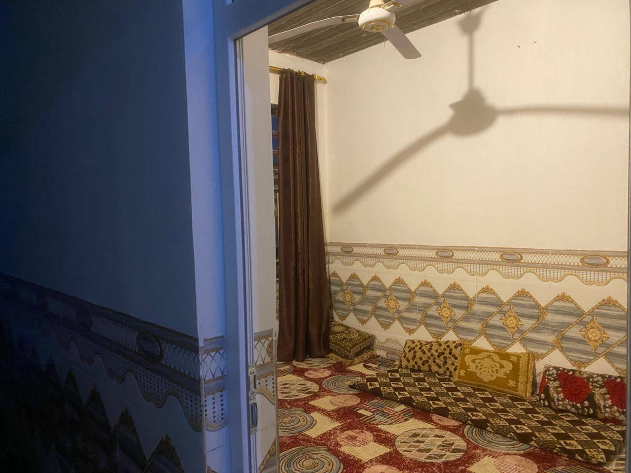 السلام عليكم 
البيت مساحة 150 متر 5*30 طابقين الاول معزول عن الثاني درج خارجي صدر طير  الطابق الاول غرف نوم عدد 2 +استقبال +صالة +حمام +مطبخ 
وصحيات خارجية 
والطابق الثاني ; غرفة نوم + استقبال +صالة+مطبخ +حمام +صحيات  في الديوم ال ١٢ الف البعيدة بالبداية يبعد عن شارع ٣٠ السايدين 50 متر فقط خدمات كاملة مي وكهرباء ومجاري البيت ناقصه فقط واجهيه وسقوف ثانويه الطابق الثاني 
السعر المطلوب ٧٥ وبي مجال
الاتصال ***********
