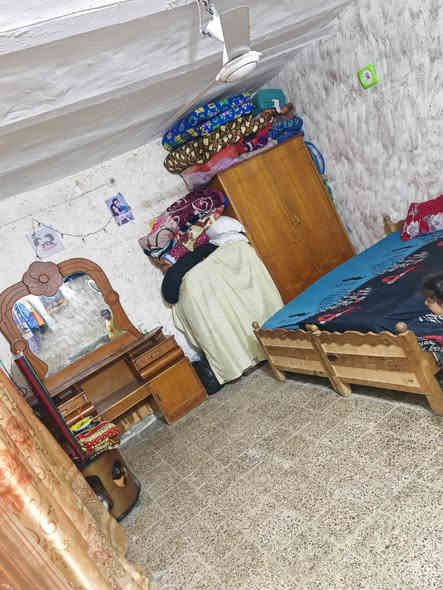 بيت للبيع مكان الثورة قرب ملعب دلغم المساحه 110م *********** السعر 5 وبي مجال
