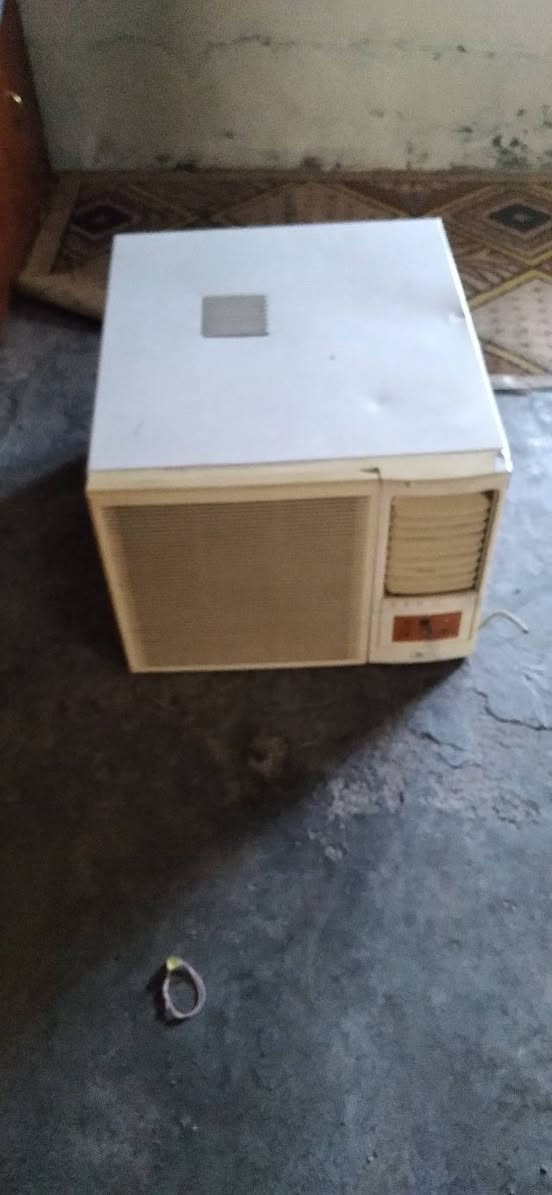 مكيف نضيف طن ونص السعر 150 وبي مجال ***********
