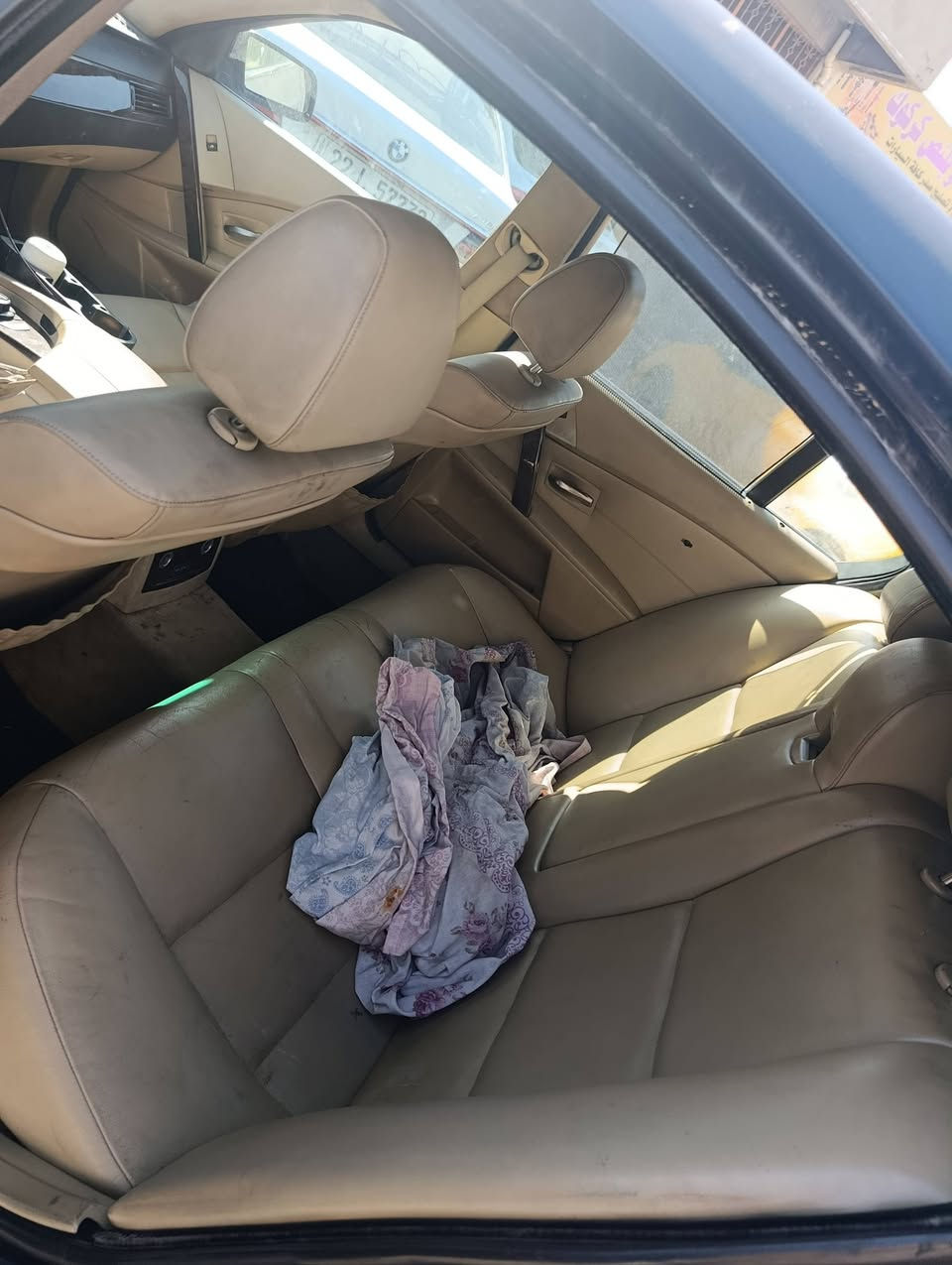 السلام عليكم 
بي ام E60 2007 
حجم 525 كاز N57
مكان كركوك مستعجل عل بيعه 
مواصفاتها معروفه فول بس مو سلايت 
مصبوغه طافي عام بدون حادث شرط 
تمخم تاير وصدر خلفي امامي جديد
باتري جديد
سياره جاهزه شغاله وين ماتريد روح بيها
تبريد شغال سياقتها اتخبل ناعمه 
فقط بيها شوي دخان ماعؤف شنو خللها ماعندي مجال لان عندي بناء 
السعر 75 بي مجال بلاش سعرها
رقم تلفون ***********
