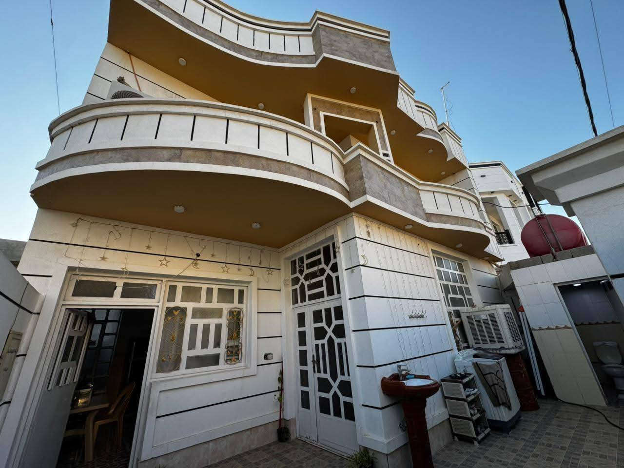 للبيييع
بيت طابقين جديد للبيع
رمادي ال5كيلو قرب قياده الشرطه
مساحه200 مترطابوصرف
بين شارعين..شارع 100. .. وشارع. 40..ضهر البيت شارع 40
4غرف نوم واستقبال وصالتين مع مطبخ مع مجمع صحيات خارجيه و داخليه وكراج  مناور 
السعر خاص
***********
