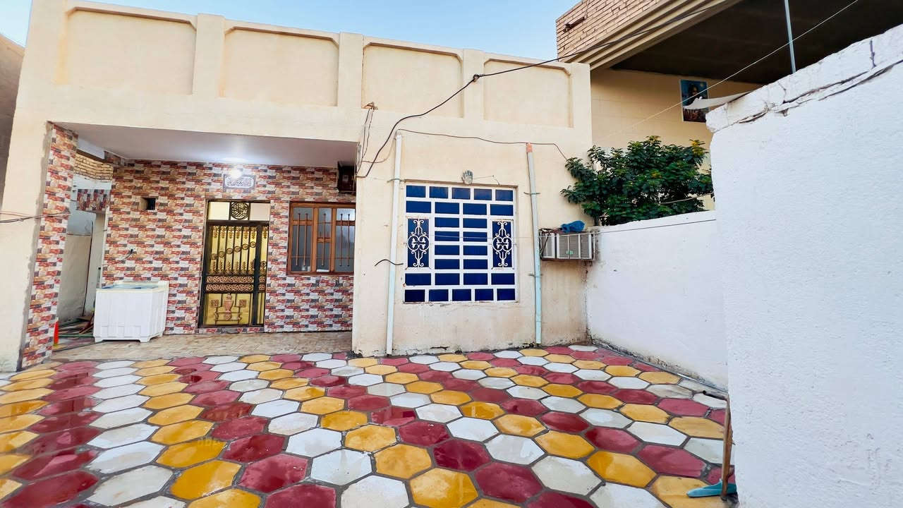 بيت للبيع  الموقع حي الاعلام الاول فرع مجمع راميتا بيوتي او قرب القائممقام السابق حسن ابو عهد
المساحة ٢٠٠ متر
طابو صرف ما مطلوب لا اسكان ولا مبادرة 
الخريطة غرفتين كبار و صالة واسعة و مطبخ و استقبال و مخزن و ممر و صحيات خارجية و داخلية 
السعر مناسب على الخاص او الاتصال على الرقم 
***********
