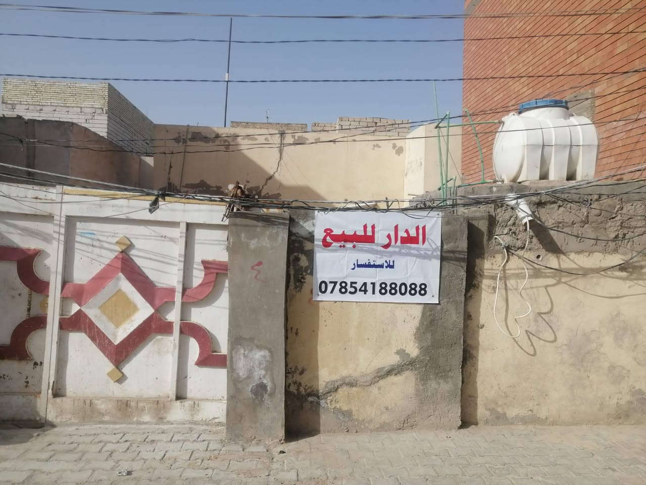 السلام عليكم دار للبيع المساحه 200 متر العنوان حي العسكري قرب الادله الجنائية بيع مستعجل الاستفسار الاتصال ***********  / ***********
