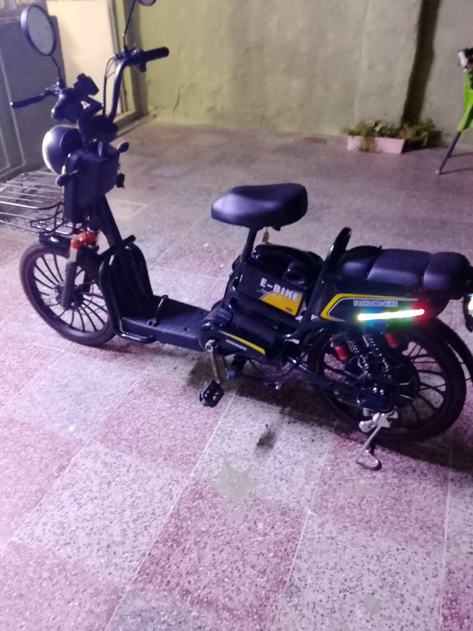 سلام عليكم باسكل🚴 شحن للبيع 
المواصفات 
لون اسود ⚫
يشحن بلبايدر وبطاريه
بي سماعات ويربط البلوتوث
ضوء ثلجي☃️🗻
اشاير يمنى يسرى 
بي 4بطاريات 🔋
ما مستعمل أقل من شهر واستعماله قليل 
الباسكل كلش نضيف تعال وفحص بيدك
العنوان حله حي الامام علي قرب شارع المطبات 
سعره 400 وبي مجال وبيك خير وتدلل 
الاستفسارات الباقيه علئ الخاص 
الرقم*********** بي واتساب فقط📞
الثاني/ *********** بي واتساب واتصال📞
