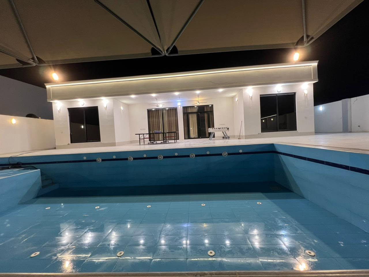 🔥 للبيع مزرعة استراحة راقية في بلد 🔥

📐 المساحة: 1750 متر مربع
📍 الموقع: تبعد 100 متر فقط عن الشارع العام
🏊 مسبح كبير 14×6 متر مضاء
🏡 بيت + حديقة 800 متر
💰 السعر: مناسب جداً وقابل للتفاوض للجادين فقط

للتواصل واتساب: ***********

