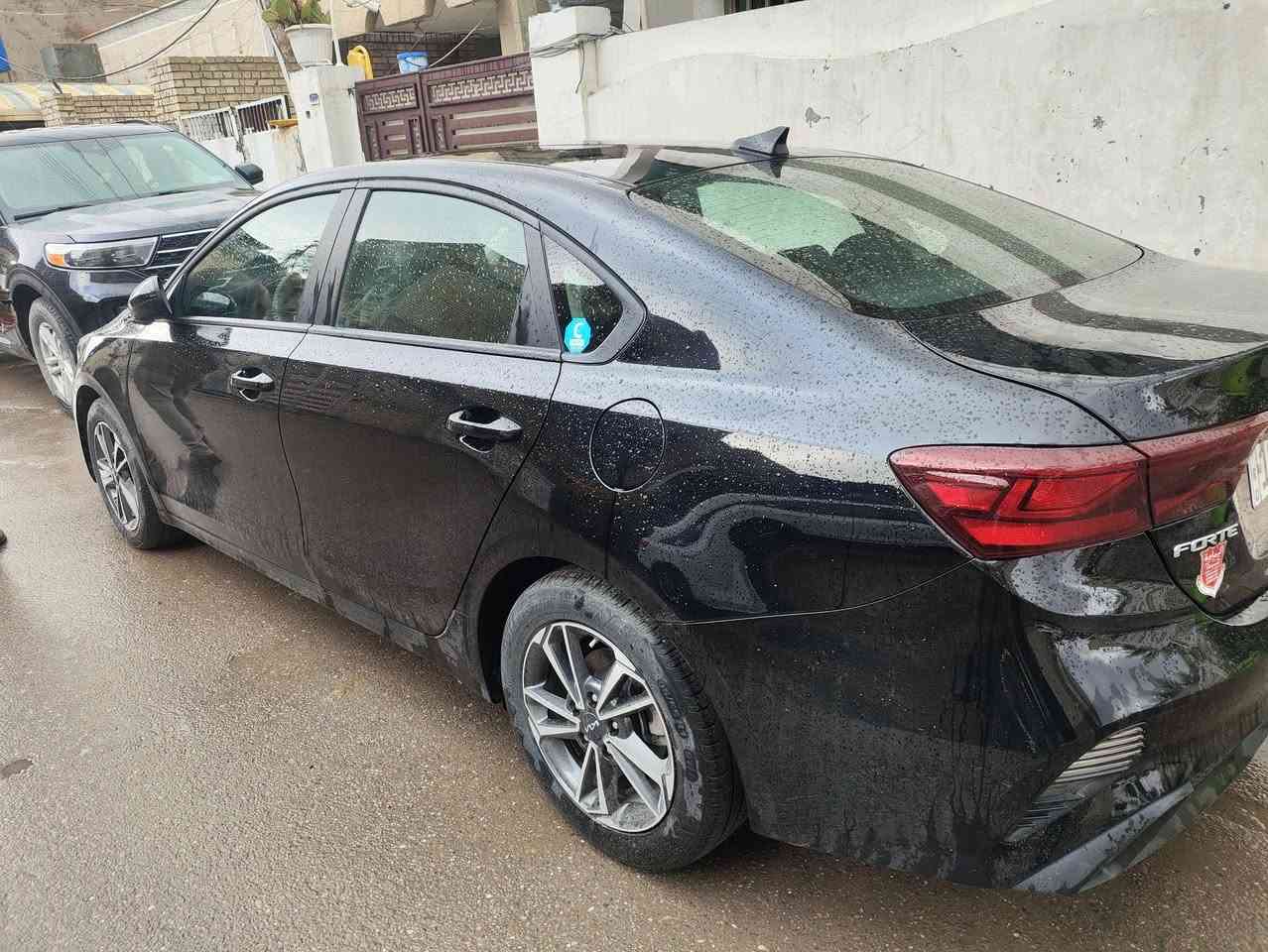 السلام عليكم فورتي موديل 2023 ماشيه 22 ميل سيارة كلين رقم وهزة جديدة تحويل ثاني يوم سيارة جديدة ما ناقصها شي
مواصفات السيارة
مكينه 2000 دوش المرغوب
شاشة وكامرة 
تحكم ستيرين جهتين 
درايف مود وضعيات قيادة
تربريد وتدفئه فول الفول 
مثبت سرعة ومانع انزلاق
ومواصفات الباقه معروفه 
مكان السيارة بغداد
***********
