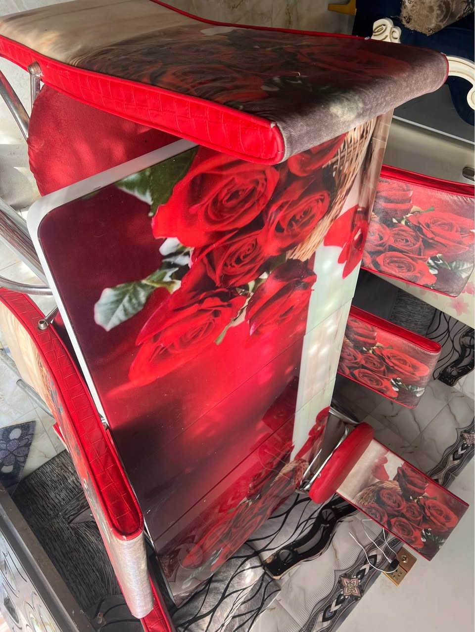 ميز طعام سلايد نضيف مع 6 كراسي مابي ضرر يتزغر ويتكبر واتخم 10 نفرات ويا كوشات 225 واكو توصيل 🚚 *********** وات ساب النجف, العراق
