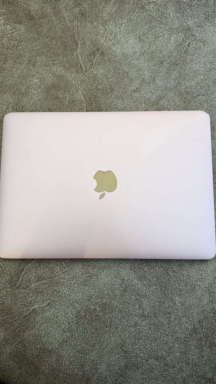 MacBook Retina 12-inch السلام عليكم
✨ لون وردي (Rose Gold)
✨ شكل نظيف ومرتب

🔹 المواصفات:

* الشاشة: 12 إنج Retina بدقة عالية
* المعالج: Intel Core m3 Dual-Core 1.1GHz
* الرام: 8GB LPDDR3 1867MHz
* التخزين: 256GB 
* كرت الشاشة: Intel HD Graphics 515 – 1536MB
* النظام: macOS Monterey 12.7.6
* بطارية جيدة
* خفيف جداً ومناسب للدراسة والشغل

� مميزاته:
✅ نحيف وخفيف وسهل الحمل
✅ شاشة Retina واضحة جداً
✅ مناسب للجامعة، البرمجة، التصفح، والأعمال اليومية
✅ يدعم أغلب برامج الدراسة والتصميم 
.عنوان بغداد للتواصل خاص


**إذا كنت صاحب هذا الإعلان وتريد حذفه لأي سبب، رجاءا أرسل رسالة إلى الدعم الفني**